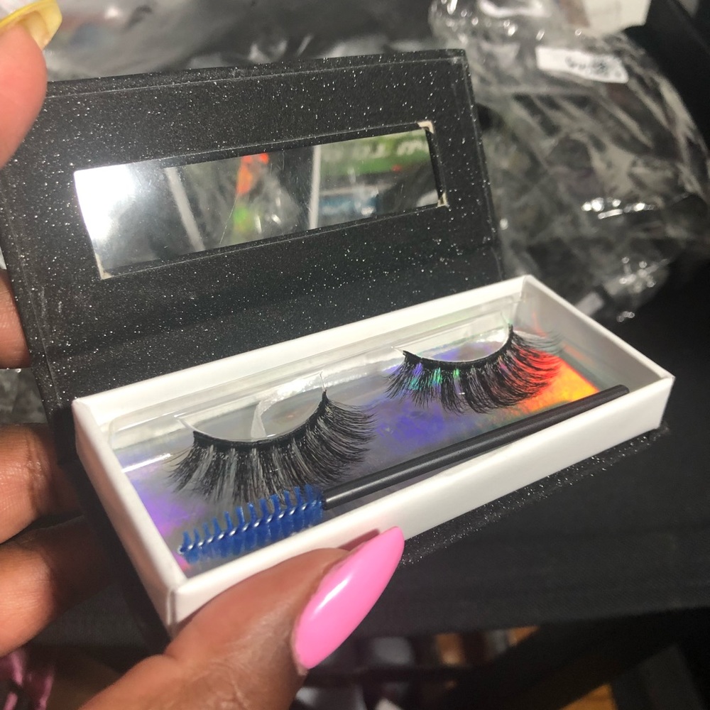 Lashes - Picture 2 of 3